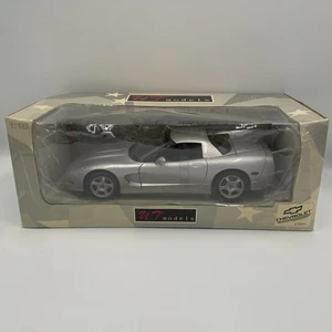 UT Models 1:18 Chevrolet Corvette Silver C5 Hardtop modellino auto pressofuso UT0597 - Foto 1 di 5