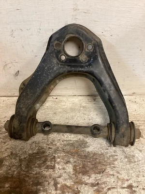 Nissan D-21 1991 camioneta pickup carrocería dura pasajero brazo de control superior Foto 1 de 4