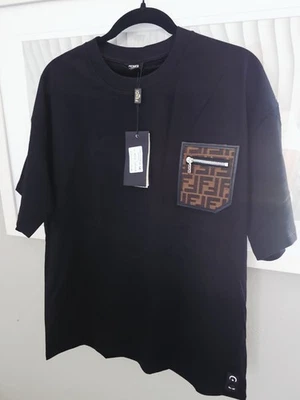 FENDI , Franela Tipo Verano Color Negro Con Logo , En Talla M - Image 1 of 4