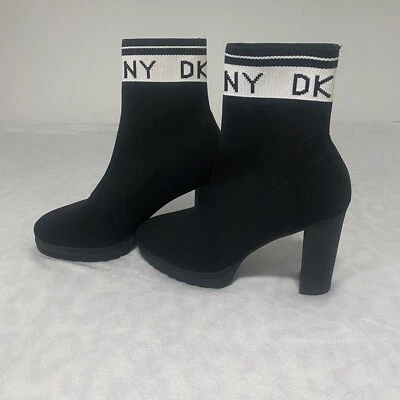 Botas de tornozelo DKNY Tessa meia biqueira redonda plataforma salto bloco puxar logotipo tamanho 8M - Imagem 1 de 4