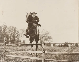 Theodore Roosevelt saltando una valla a caballo 1902, nueva reproducción foto - Imagen 1 de 1