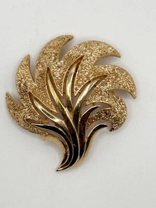 Leaf Fan Shape Etched & Polished TRIFARI Vintage Goldtone Pin Brooch - Picture 1 of 5