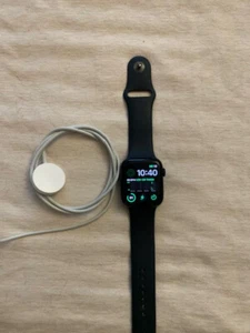 Apple Watch SE (2022) 44mm Mitternacht Aluminiumgehäuse mit Sportarmband,... - Bild 1 von 3