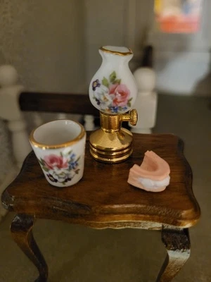 Casa de Muñecas Miniatura Vintage Reutter Porcelana Lámpara Taza Plástico Dientes Falsos Foto 1 de 2