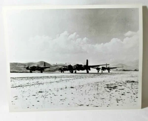 Foto oficial de McDonnell Douglas de la Segunda Guerra Mundial A-26 lista para despegar - Imagen 1 de 2
