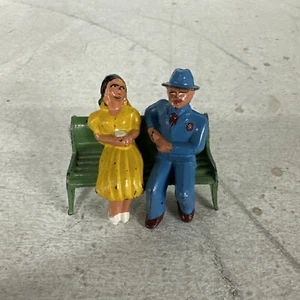 FIGURAS DE PLOMO HOMBRE Y MUJER SENTADOS EN UN BANCO TIPO MANIOIL BARCLAY AÑOS 30 DE COLECCIÓN - Imagen 1 de 2