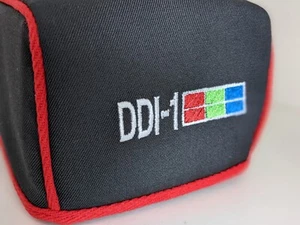 AMSTRAD/SCHNEIDER DDI-1 Diskettenantrieb Staubabdeckung grau Baumwolle Leinwand bestickt  - Bild 1 von 3