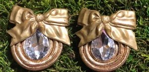 Vintage Designer Toney & Romelda Gold Tone Reef and Bow Clip on Earrings - Picture 1 of 3