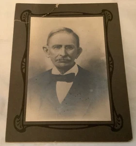 Antigua tarjeta de gabinete fotografía en blanco y negro "Grand Pa Morris" Nebraska c. 1900 - Imagen 1 de 5