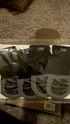 Calcetines antideslizantes premium para perros DOK TigerToes para pisos de madera dura - protección para patas de perro Foto 1 de 4
