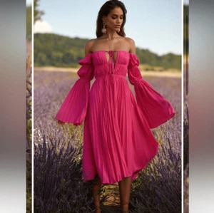 Abito ALAMUR Analu rosa fucsia plissettato spalle scoperte manica lunga medio - Foto 1 di 13