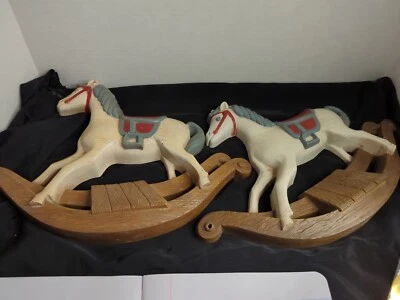 2 Caballos mecedores de resina vintage colgantes de pared 1985 Burwood decoración infantil 23" W 9,5" Foto 1 de 4