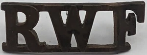 British Army; Single Royal Welsh Fusiliers Brass Shoulder Title, Hex Lugs, RWF - Bild 1 von 2