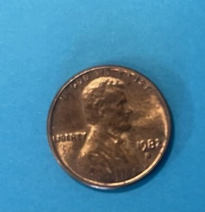 Rare 1982 D Lincoln Penny - 3.1 gr Rare Plastic case included Large Date - Picture 1 of 12