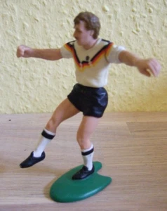 Rudi Völler maglia DFB 9 euro 1988 Tonka figura zia Käthe calcio Hanau Bayer 04 - Foto 1 di 7