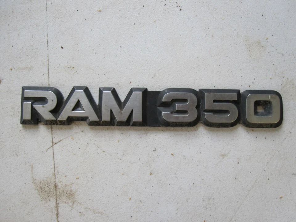 Insignia emblema guardabarros delantero camión Dodge Ram D350 88-93 OEM Foto 1 de 1