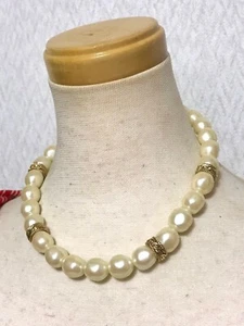 Vintage Givenchy baroque faux pearl and golden twist charm necklace. Elegant - Picture 1 of 10