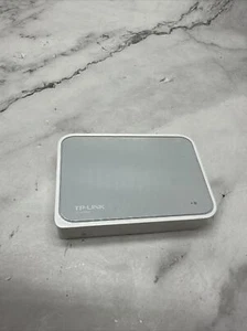 TP-LINK (TL-SF1005D) 5 Port Desktop Ethernet Switch (No Power Cord). M - Picture 1 of 2