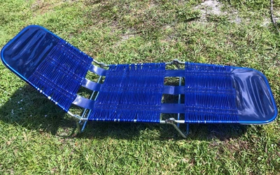 Sillón plegable vintage de tubo de vinilo de gelatina cuna azul césped playa Foto 1 de 4