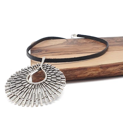 Leather Necklace Large Round Tibetan Silver Pendant 16" Collar Boho Handmade Foto 1 de 4
