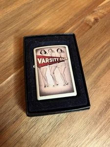 2012 Varsity Club Vintage Pinup Girls versiegelt unbespielt Zippo Feuerzeug - Bild 1 von 3