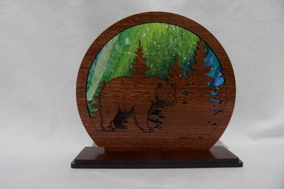 Windsong Laser Studio Bear con auroras boreales madera suncatcher Foto 1 de 4