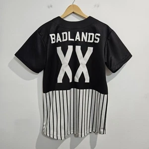 Camiseta de béisbol Badlands Supply Co. blanca y negra a rayas para hombre talla mediana - Imagen 1 de 9