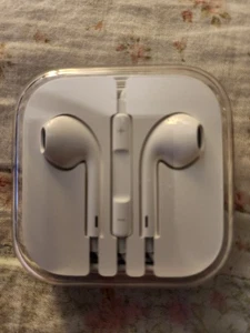 Apple Earpods Headphones with 3.5mm Plug Wired Microphone Built-in Remote Earbud - Picture 1 of 3