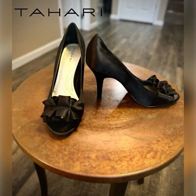 Zapatos de salón TAHARI Sloan negros satinados con volantes punta abierta (talla 10) Foto 1 de 4
