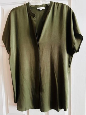 NUEVO SIN ETIQUETAS Vince Seda Rayón Manga Gorra Abotonada Blusa Camisa Verde Oliva Cuello Dividido Foto 1 de 4