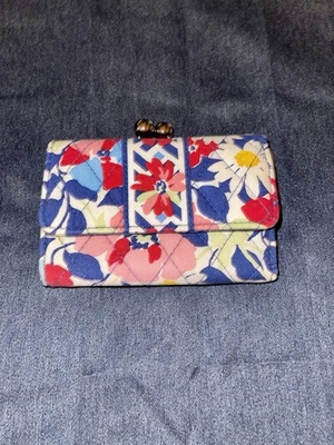 Cartera Vera Bradley Floral Retirada Triple Cierre a Presión con Bloqueo de Beso Moneda Trasero 3 x5 Foto 1 de 4