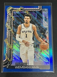 2025-26 Topps Holiday Basketball #H156 Victor Wembanyama BLUE Glitter - Spurs! - Bild 1 von 3