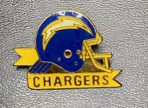 Vintage NFL 1993-95 San Diego Chargers Helm Full-Color Emailled Pinback - Bild 1 von 2