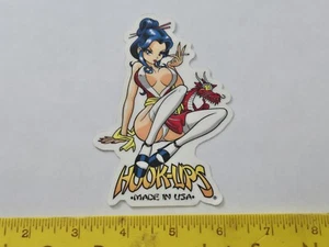 SEXY PEGATINA DE COLECCIÓN HOOK UPS JAPONESA GEISHA REINA ANIME FETICHE NUEVO DE LOTE ANTIGUO CUBIERTA DE PATINETA - Imagen 1 de 1