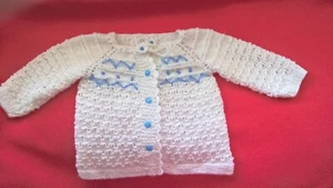 Handgefertigte Baby Strickjacke - weiß 8-18 Monate - Bild 1 von 3
