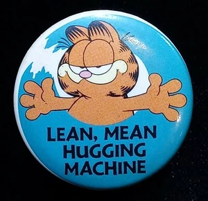 Garfield Hugs Button 1978 Lean Mean Hugging Machine 1.5" - Picture 1 of 3