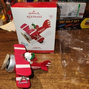2015 Hallmark Keepsake Ornament Snoopy ACE volante The Peanuts Gang Magic Sound - Foto 1 di 7