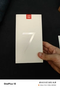 OnePlus 7 met Sandstone hoesje incl. charger - Afbeelding 1 van 8