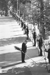 Elliott ERWITT: Inspecting Guards, Teheran, Iran, 1967 / Printed 1977 / SIGNED! - Picture 1 of 3