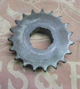 BSA 250 350 441 C15 B40 EARLY B44 USES 19 TOOTH TRANSMISSION SPROCKET 428 CHAIN - Bild 1 von 1