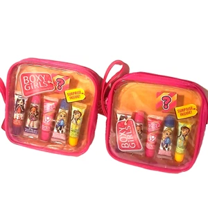 2x Boxy Girls Make-up - 5 aromatisierte Lipgloss Set - Reißverschluss Kalbsleder Überraschungsring - Bild 1 von 13