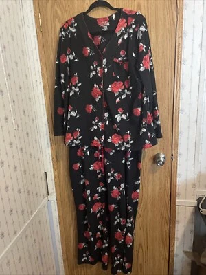 Pijama de piel sintética extra grande artesanal y prestado íntimo rosas rojas abotonado Foto 1 de 4