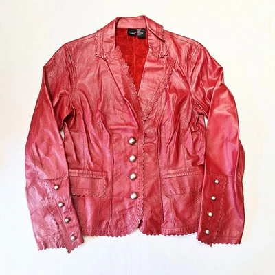 NUEVO SIN ETIQUETAS CAMI Mujer Talla 8 Rojo Cuero Chaqueta Bordes Festoneados Botones Delanteros Foto 1 de 4
