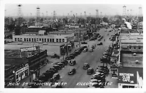 "Main Street" Blick nach Westen, Kilgore, TX Echtfoto Postkarte Ölquellen. Schilder Auto - Bild 1 von 1