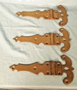 VINTAGE SET OF EARLY 20th CENTURY ARTS+CRAFTS FANCY BRASS HINGES - Picture 1 of 7