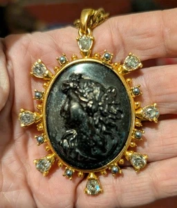 Oscar de la Renta Authentic Molded Black Cameo pendant necklace USA - Picture 1 of 5