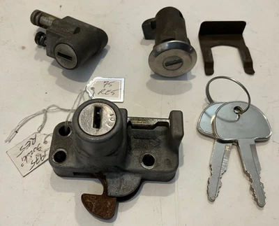 Juego de bloqueo de tapa de tanque de combustible genuino Suzuki RE5 asiento parcial casco dirección 1975 76 Foto 1 de 4