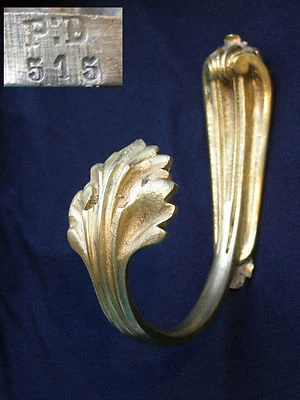 ANCIENNE PATÈRE VESTIAIRE PORTE MANTEAU APPLIQUE CROCHET ATTACHE EMBRASSE BRONZE - Photo 1/4