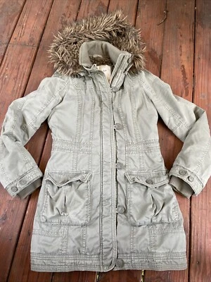 Chaqueta Abercrombie & Fitch para mujer mediana forro de piel sintética verde Foto 1 de 4