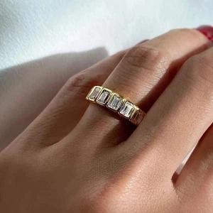 2Ct Emerald Cut Moissanite Half Eternity Wedding Band 14k Yellow Gold Plated - Foto 1 di 10